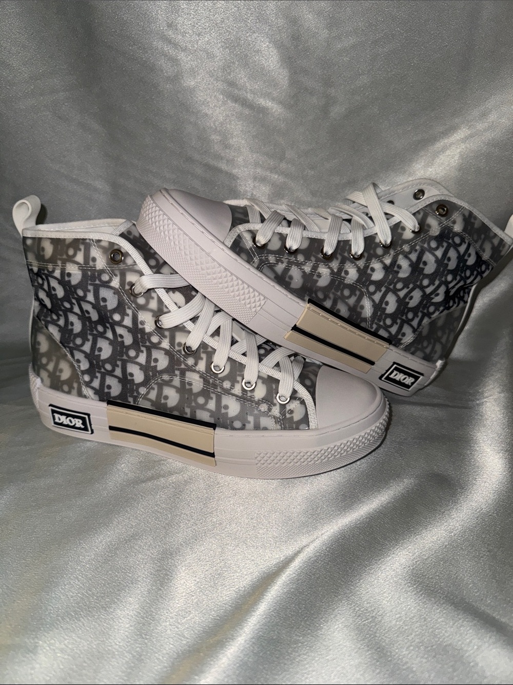 New!🔥Dior B23 High-Top Sneaker in White and Black Dior Oblique Canvas.!🔥